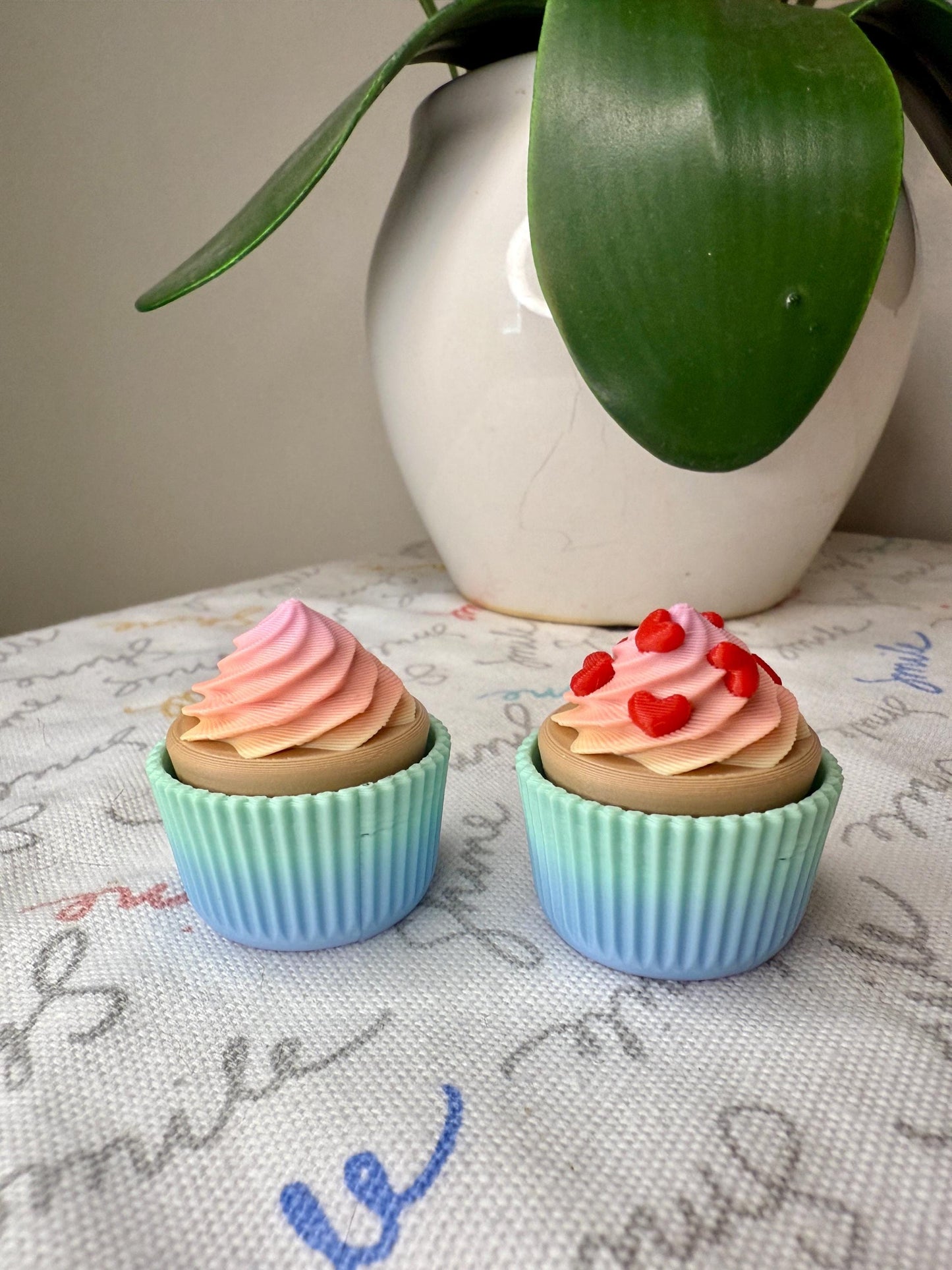 Cupcake Clicker 3D Printed – Mechanical Keyboard Fidget Toy – Gradient Color – Plain or Heart Sprinkles – Keychain or Standalone