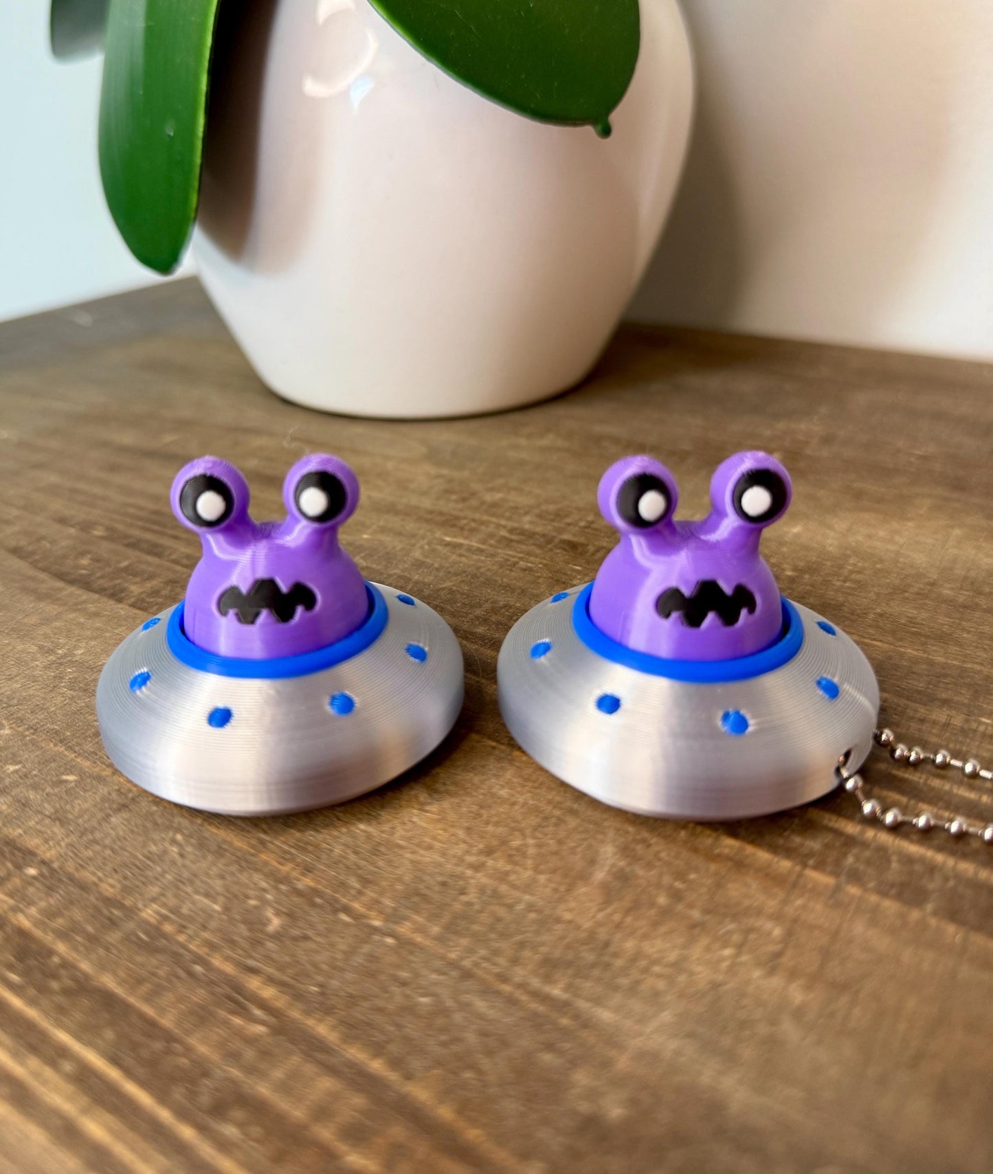 UFO Clicker Fidget Toy – Alien Head Spinner | Spaceship Clicker with Collapsible Flame