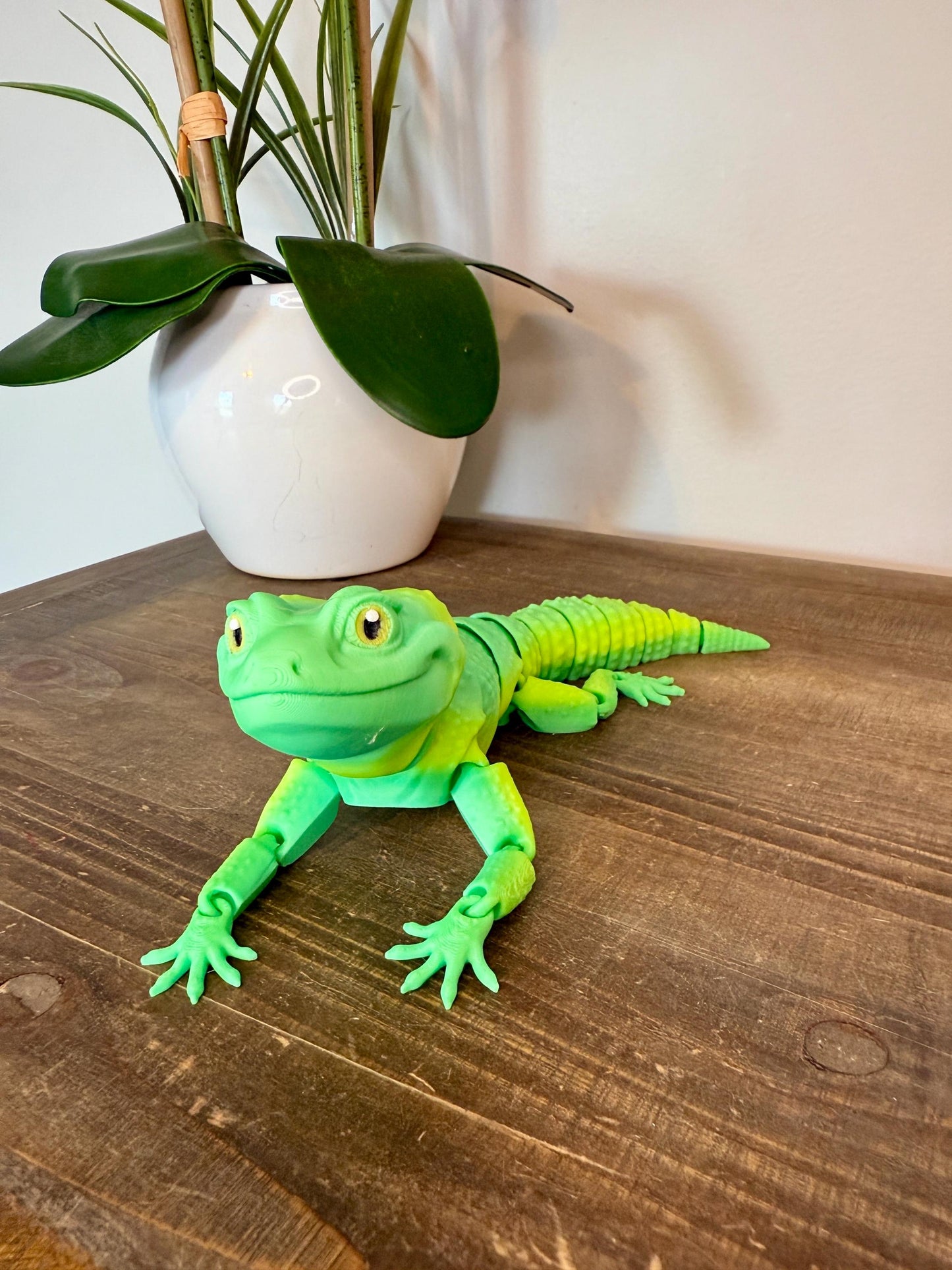 3D Printed Articulated Lizard Toy, Green Gradient Reptile Desk Buddy