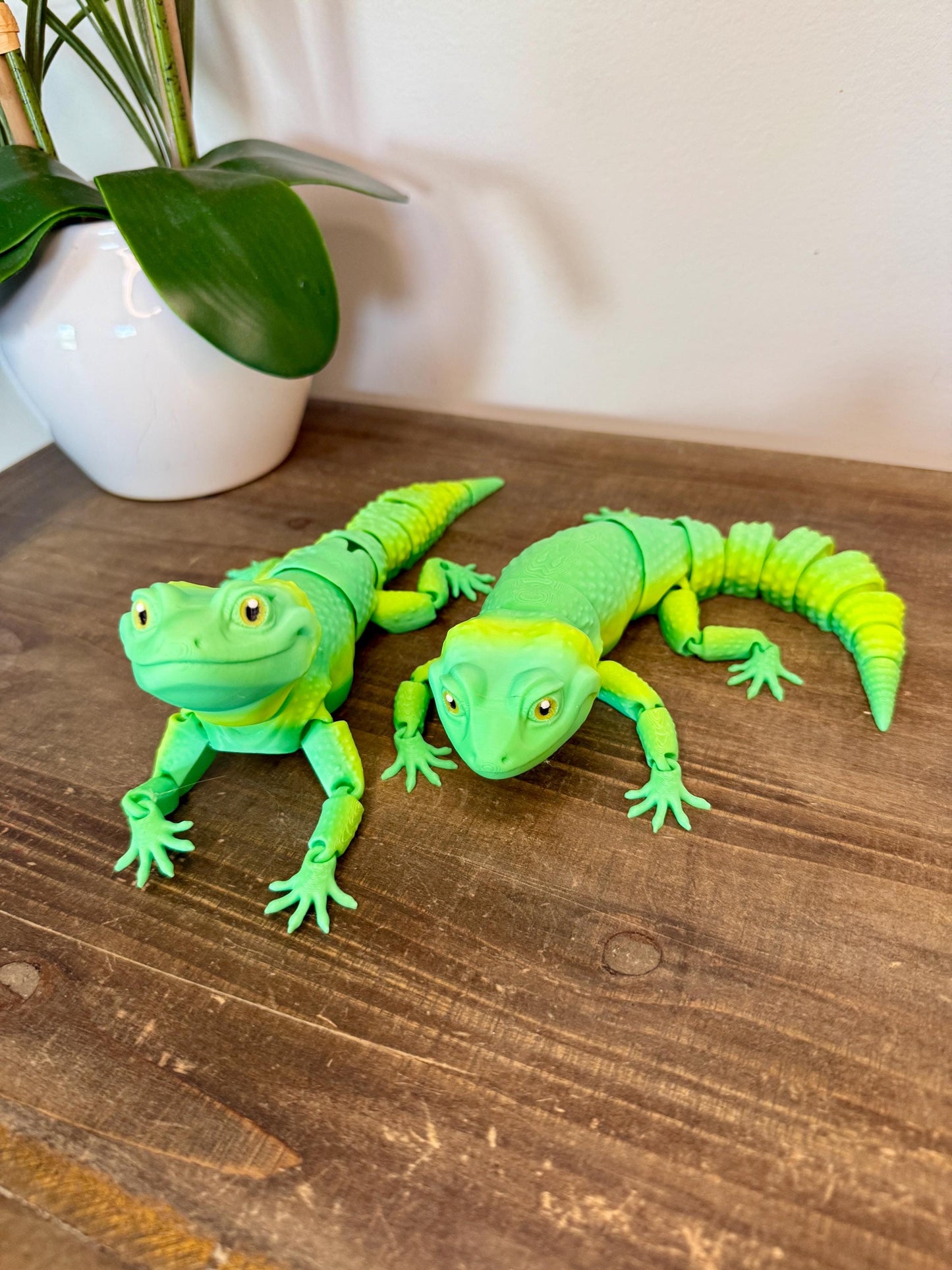 3D Printed Articulated Lizard Toy, Green Gradient Reptile Desk Buddy