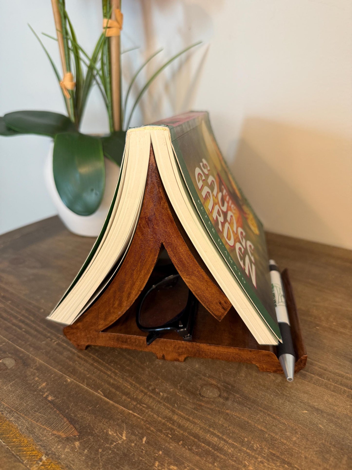 Curved Book Stand | Reading Desk Holder | Wood Look or Marble 3D Printed Book Rest | Nightstand Book Display | Cozy Reading Gift