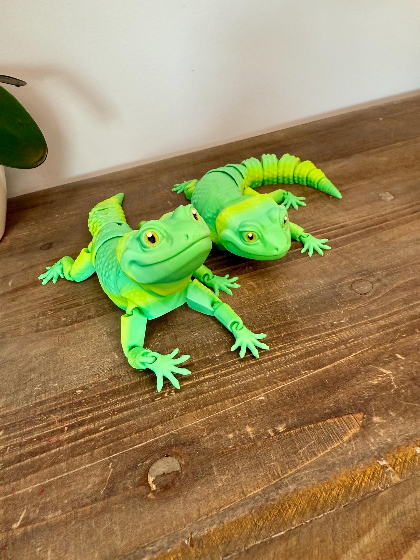 3D Printed Articulated Lizard Toy, Green Gradient Reptile Desk Buddy