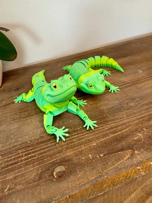 3D Printed Articulated Lizard Toy, Green Gradient Reptile Desk Buddy