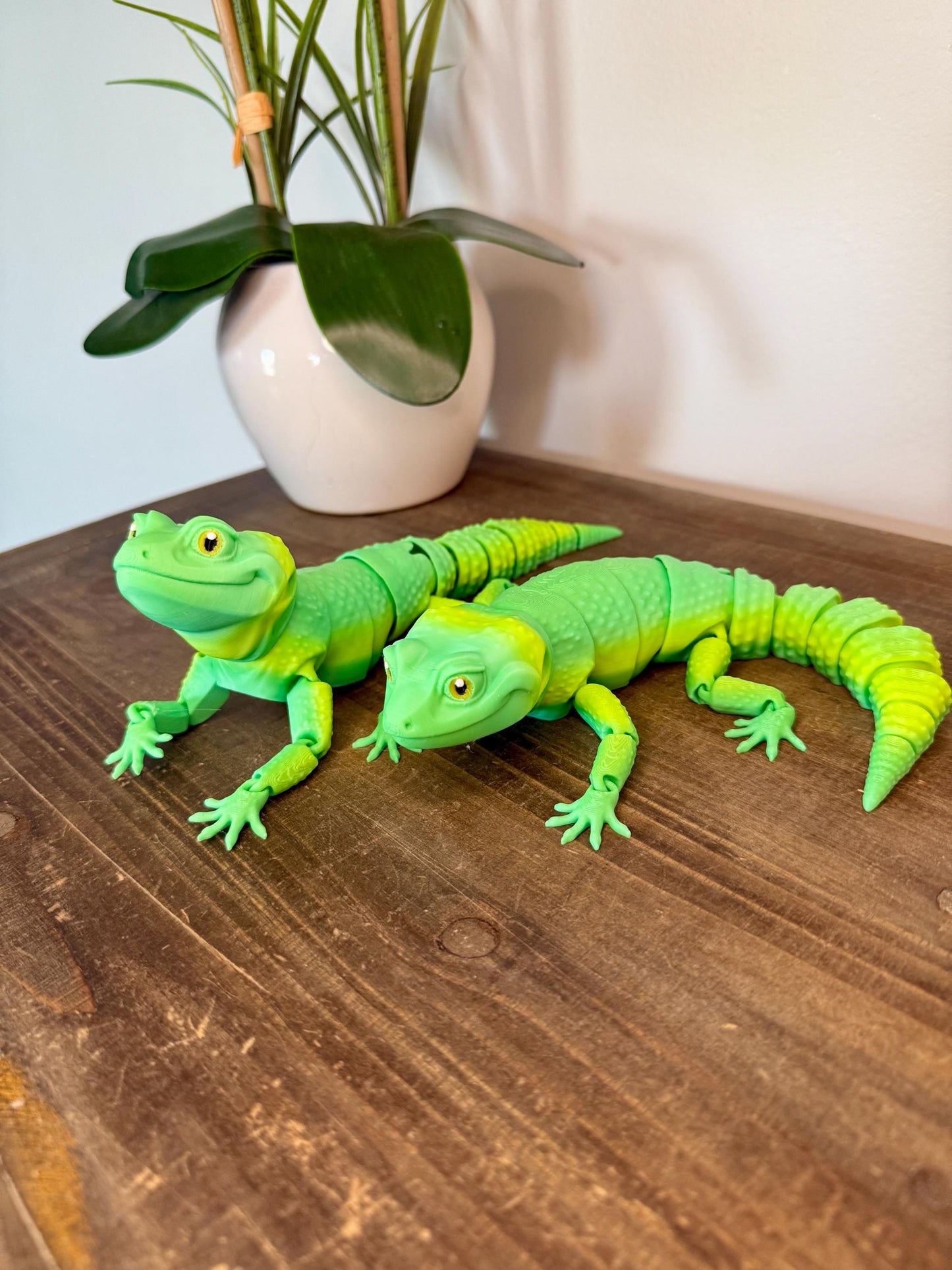 3D Printed Articulated Lizard Toy, Green Gradient Reptile Desk Buddy