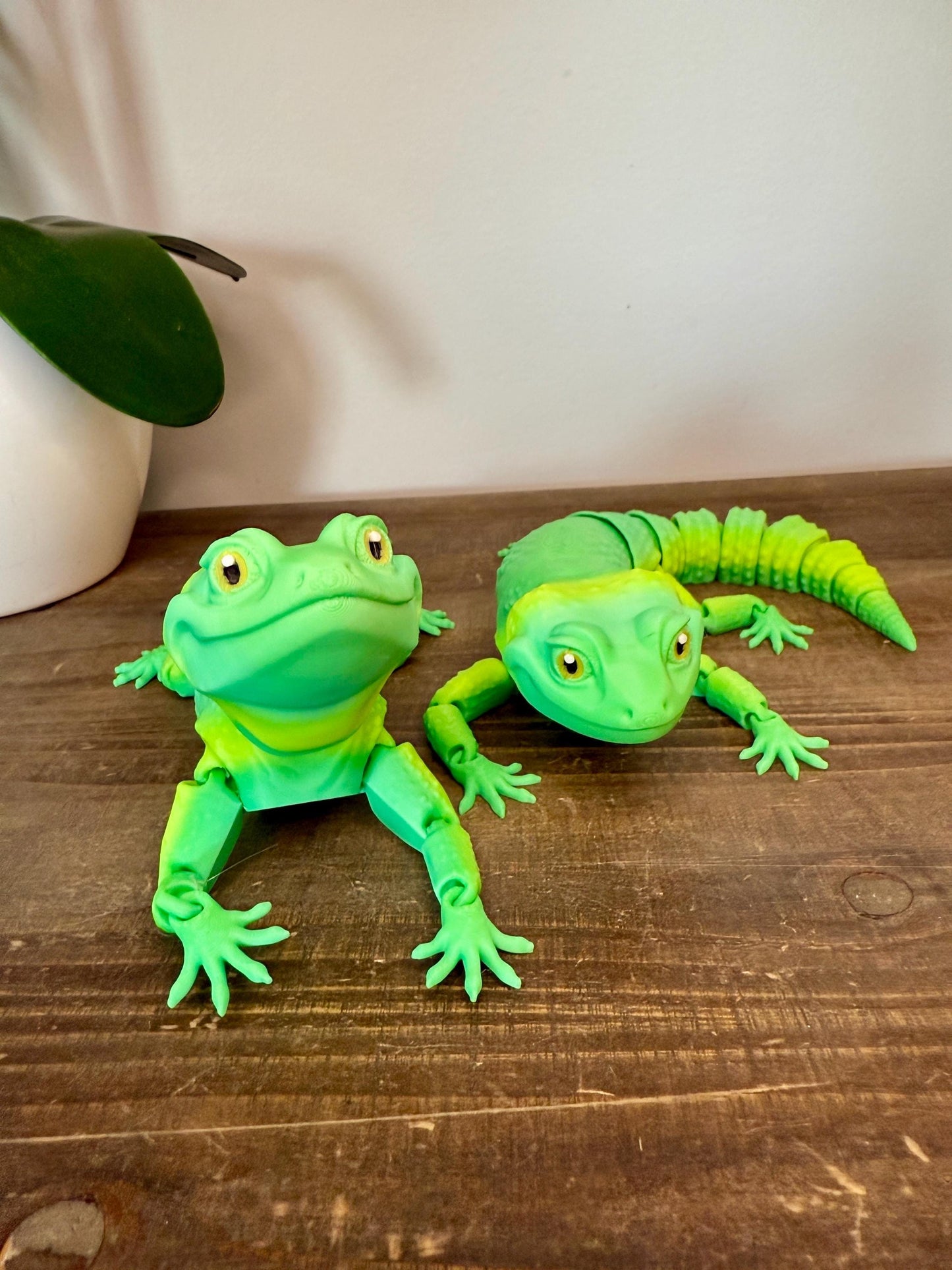 3D Printed Articulated Lizard Toy, Green Gradient Reptile Desk Buddy
